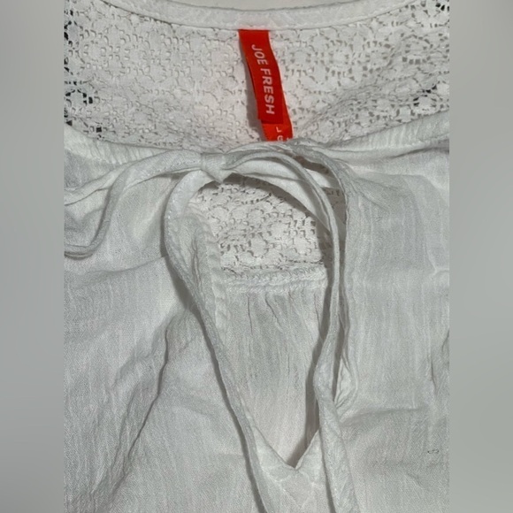 SLEEVELESS, white crinkle gauze/crocheted. Fringe/raw hem, keyhole neck. Large - Picture 5 of 8